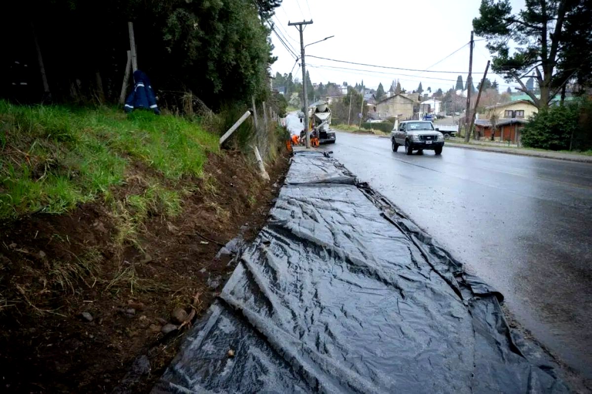 Vereda en Pasaje Gutiérrez cubierta durante el secado del hormigón en Bariloche