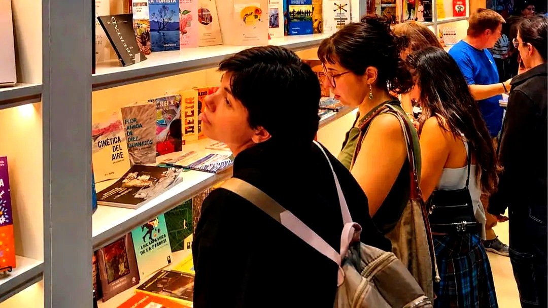 Agenda cultural de Río Negro: lectores recorren los stands de una feria del libro