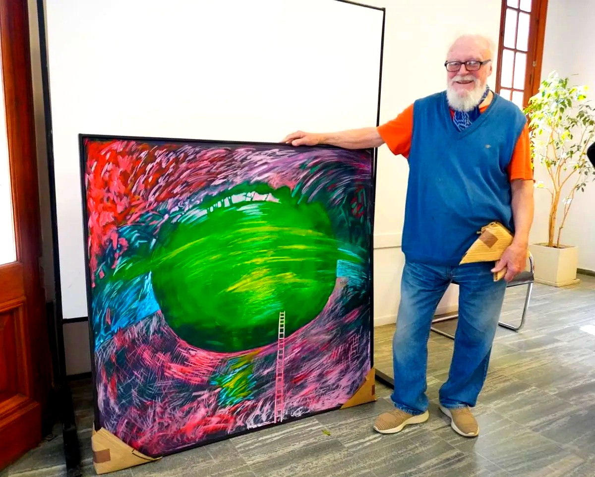Agenda cultural rionegrina: Juan Carlos Marchesi junto a una de sus pinturas