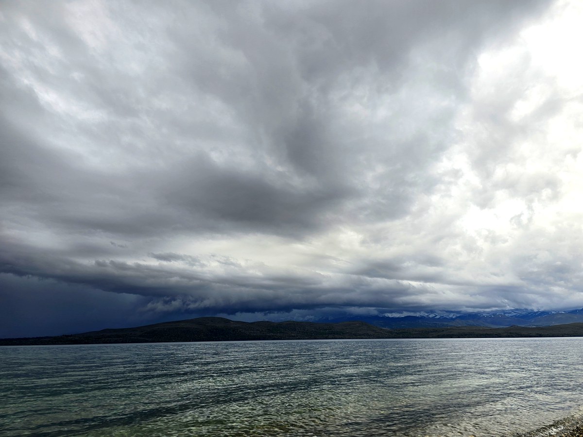 Nubes de tormenta sobre un lago del Parque durante el alerta naranja