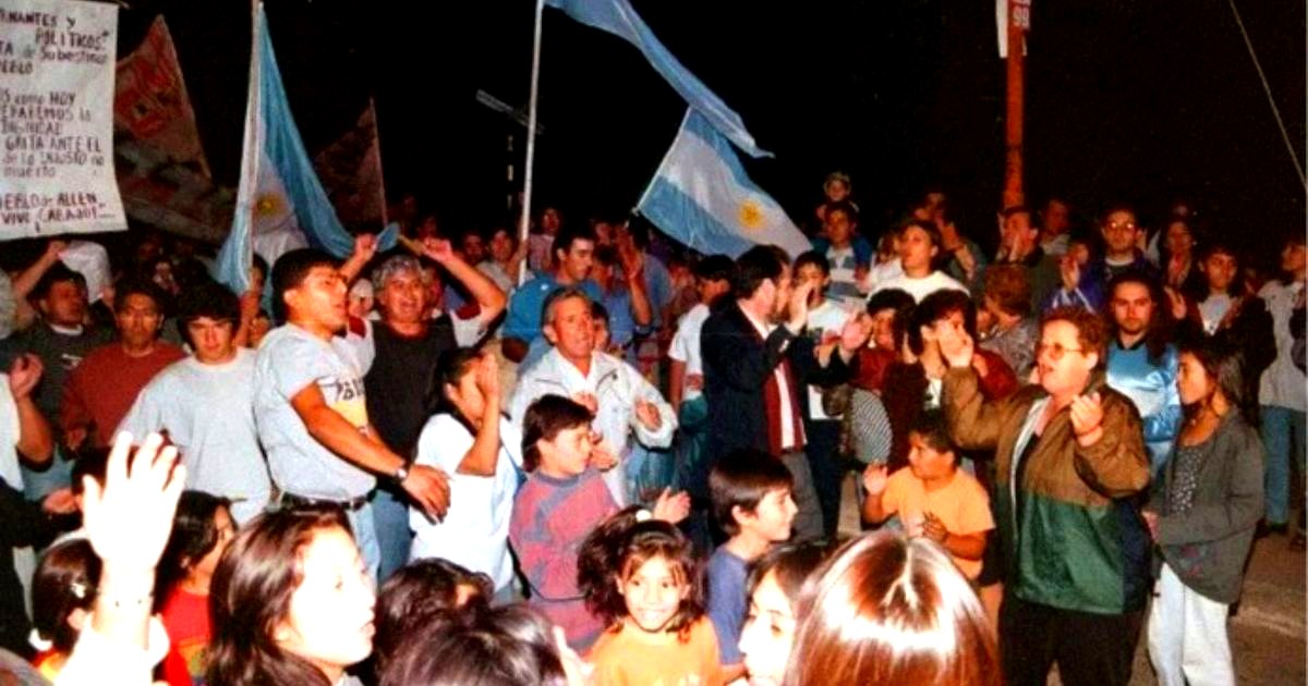 Vecinos de Allen movilizados durante la crisis institucional de 1998