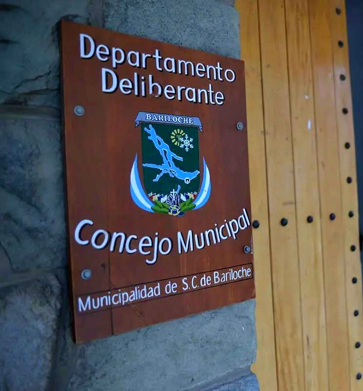 Amenaza en el Concejo de Bariloche: cartel del Concejo Municipal en el Centro Cívico