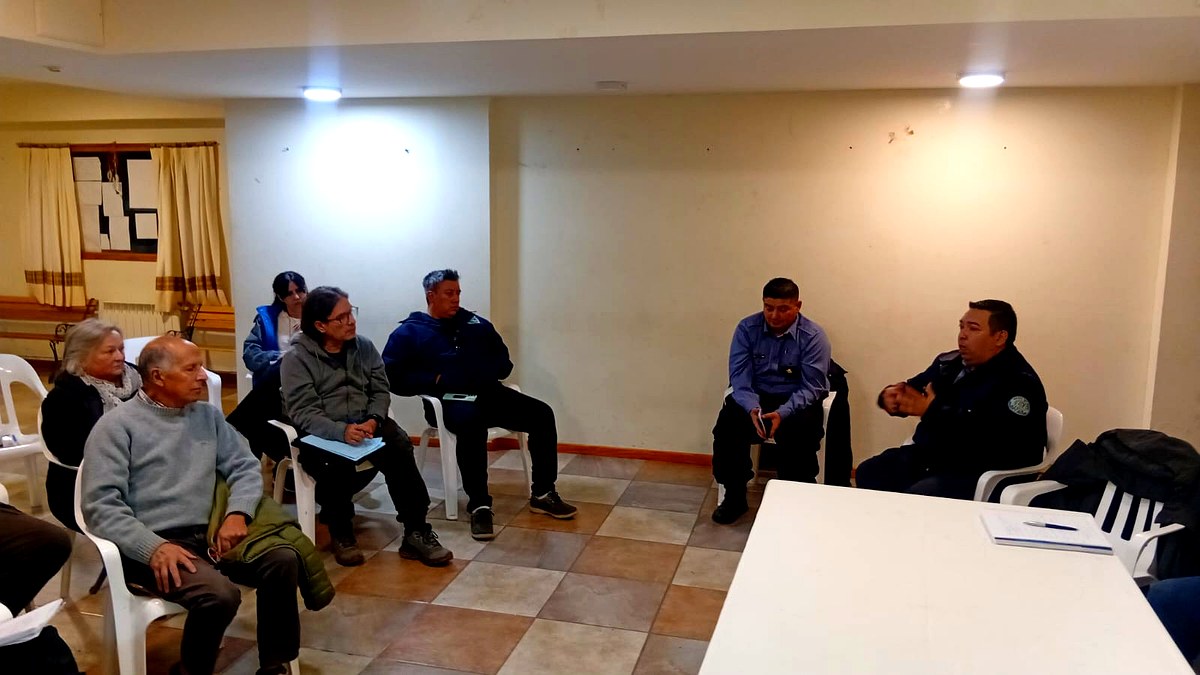 Vecinos reunidos en un encuentro barrial en Bariloche