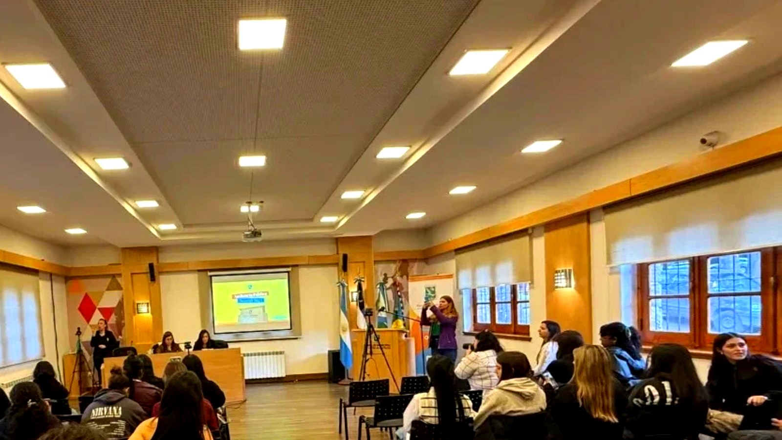 Audiencia Pública Juvenil en Bariloche: jóvenes en una sala del Municipio