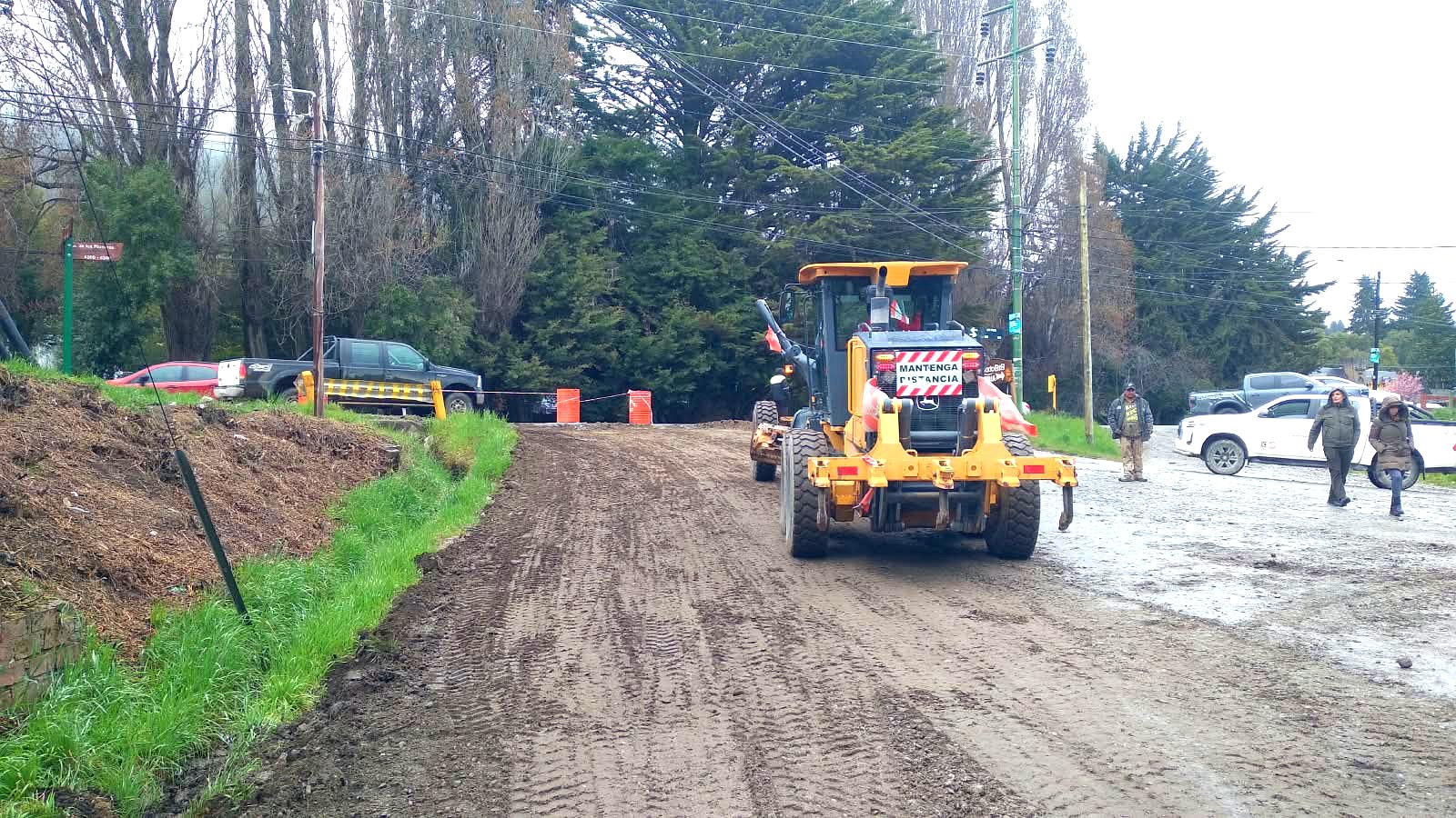 Motoniveladora en el acceso desde la avenida Pioneros hacia Tupungato y Los Pinos, en Bariloche