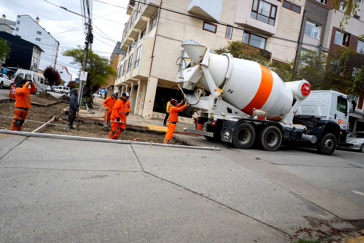 Cuadrilla municipal en el bacheo de O'Connor, Bariloche