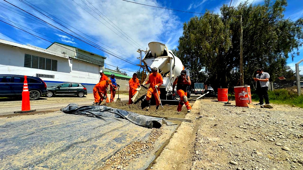 Bacheo con hormigón en Vereertbrugghen, donde también pasan colectivos
