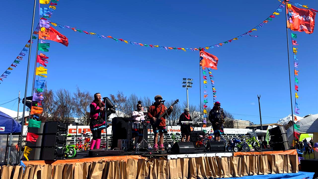 Servicios a la comunidad: escenario de un festejo de Deportes en el Estadio Municipal de Bariloche