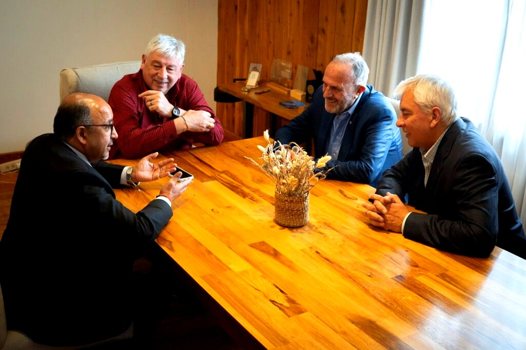 Reunión de Walter Cortés con la delegación de la India, el mismo día del anuncio de las 1000 Millas Sport en Bariloche