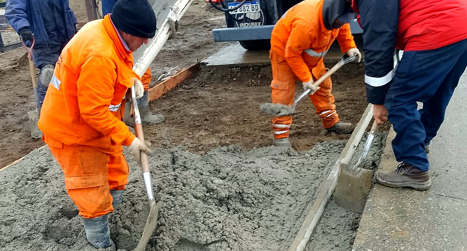 Cuadrilla municipal hormigonando reductores de velocidad en la avenida de la Virreyna, Bariloche