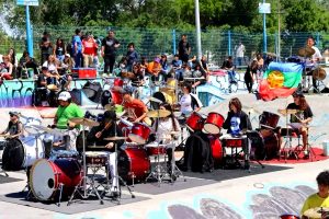 Un centenar de bateristas en Roca homenajea al Indio Solari, y El Brote despide el año en Bariloche