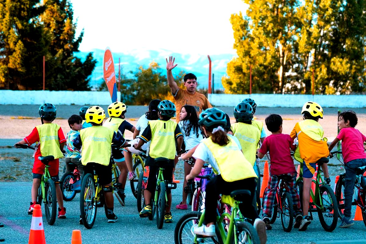 Biciescuela gratuita del Municipio de Bariloche: chicos con casco y chaleco aprenden a andar en bicicleta