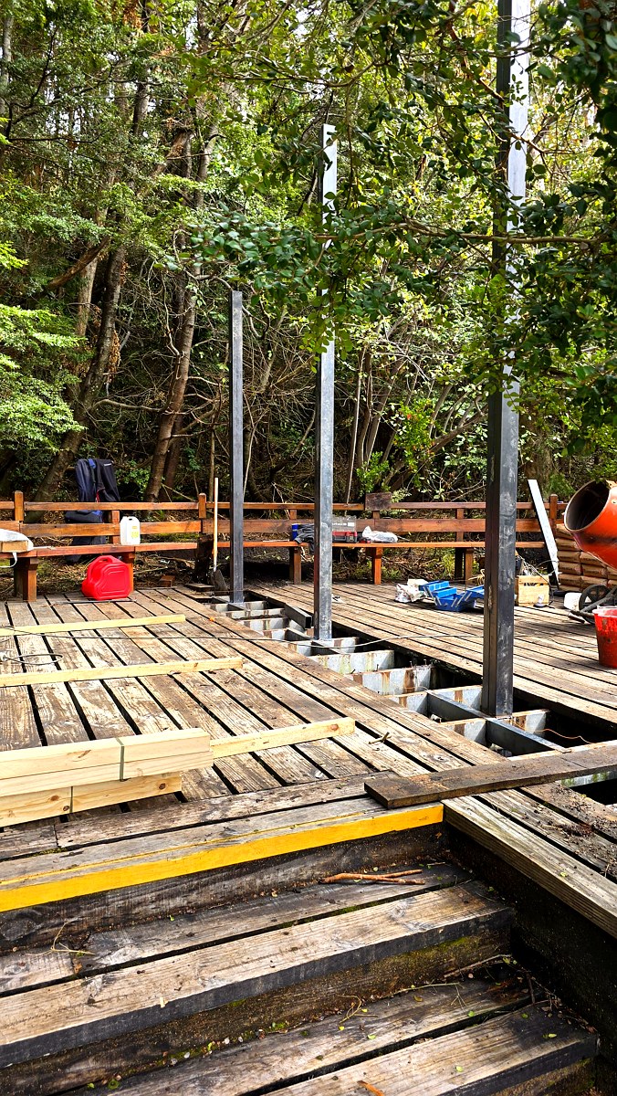 Trabajos en la pasarela del Bosque de Arrayanes