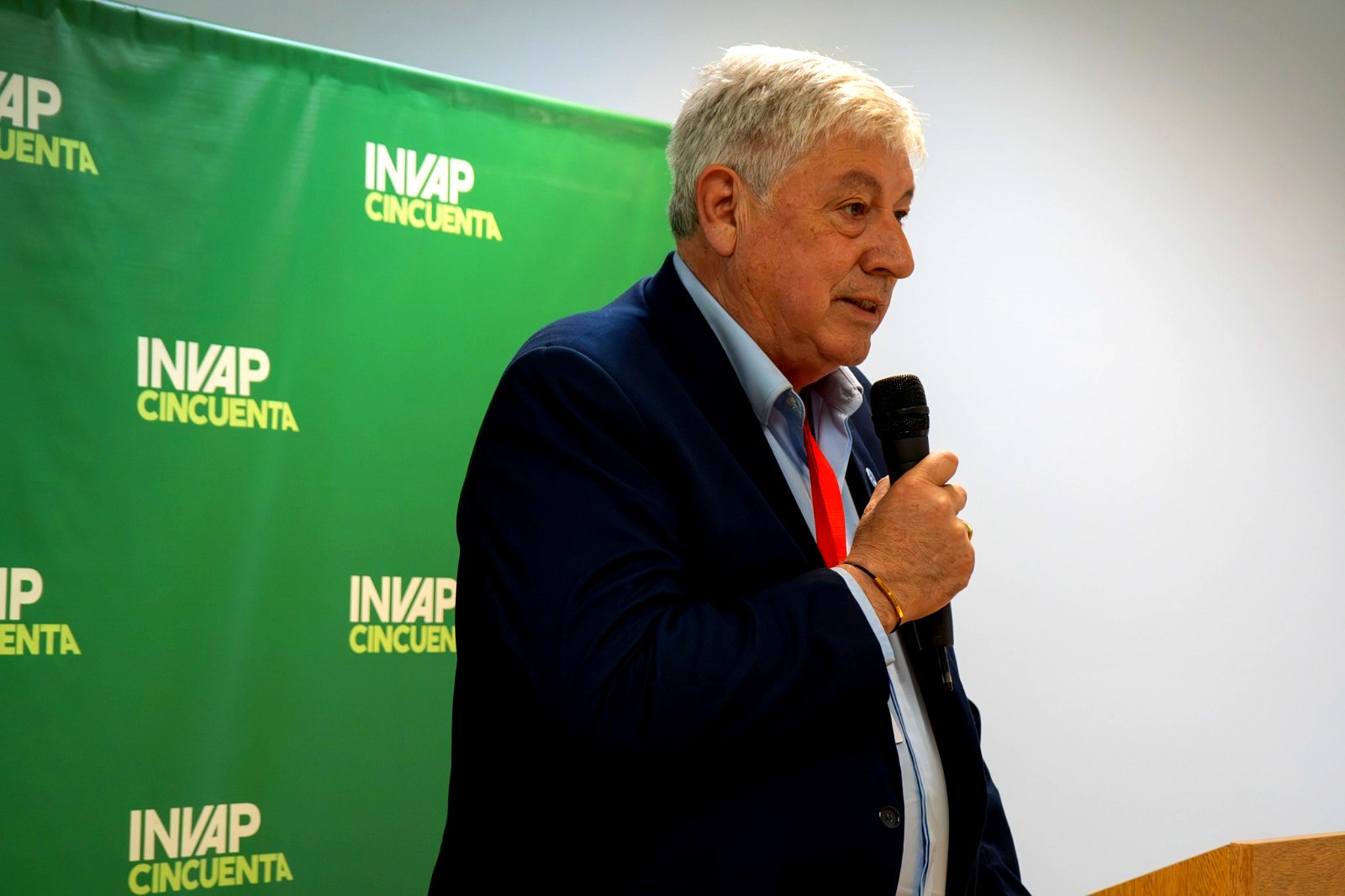 CAF en Bariloche: el intendente Walter Cortés habla en el acto en INVAP