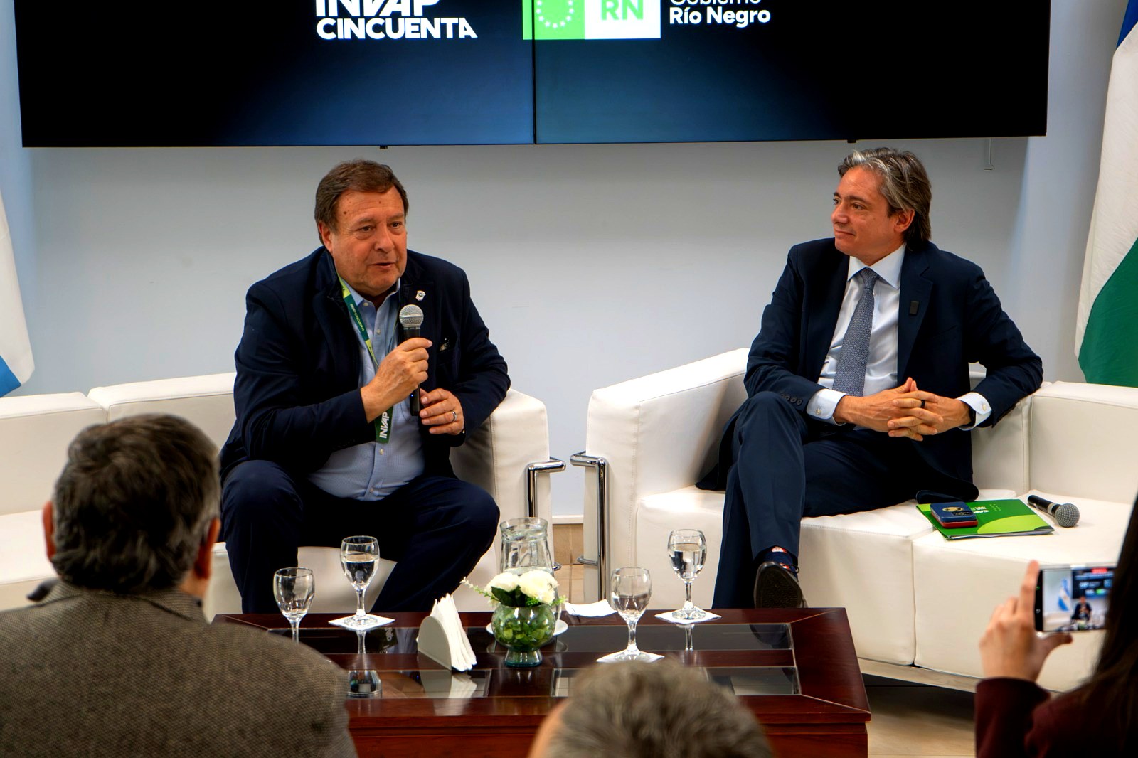 CAF en Bariloche: el gobernador Alberto Weretilneck en el acto en INVAP