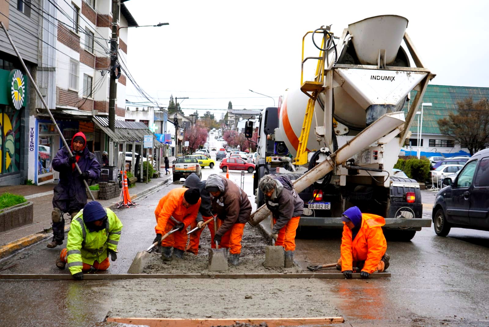 Cuadrilla municipal hormigona un tramo de la calle Elflein en Bariloche