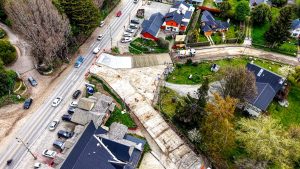 Calle Los Pinos: 128 metros cúbicos de hormigón y Bariloche sale a vender destino en Santiago