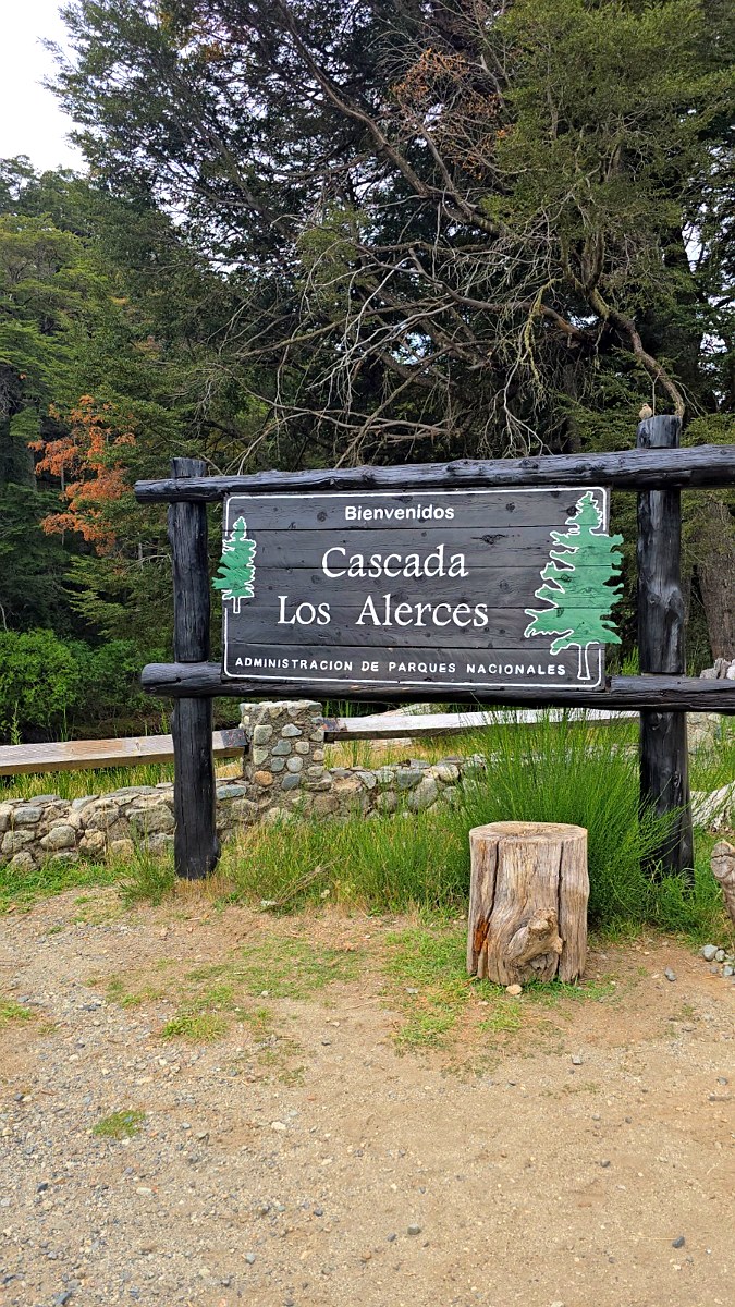 Cartel de bienvenida en el acceso a Cascada Los Alerces