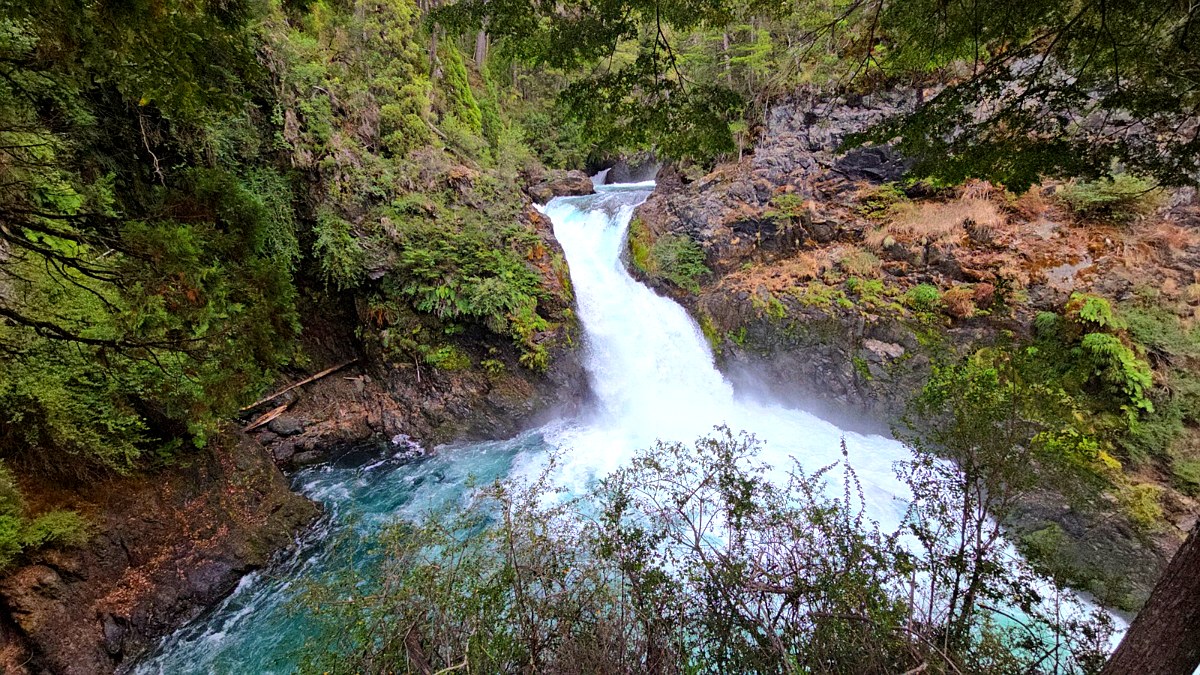Cascada Los Alerces con el río crecido en el Parque Nacional Nahuel Huapi