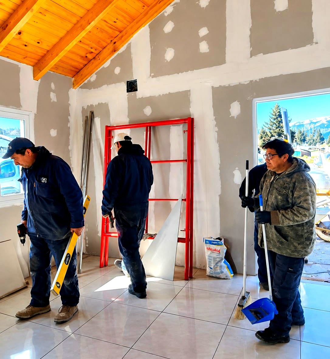 Trabajadores municipales en la ampliación de la sede central de Sanidad Animal en Bariloche