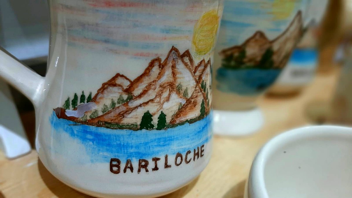 Piezas de cerámica local en Wizün, en la Sala Frey de Bariloche