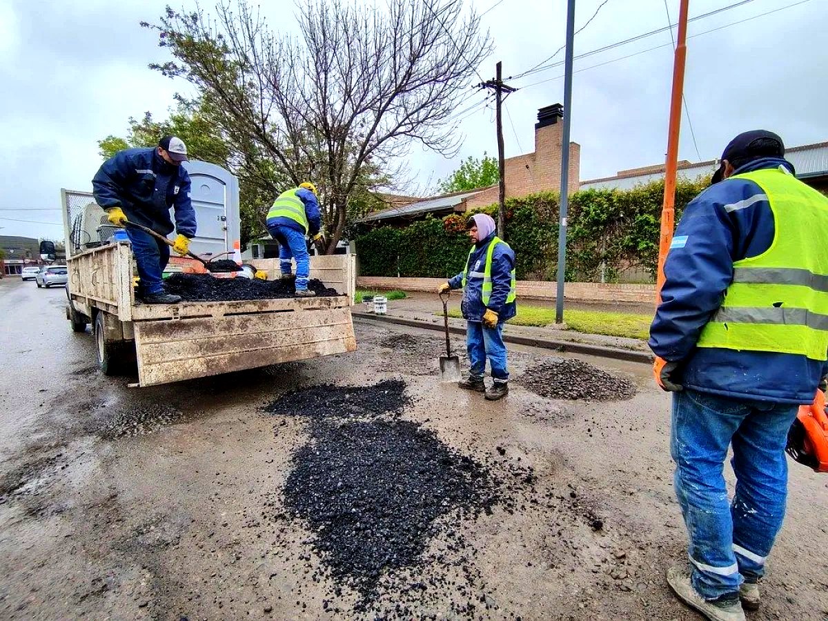 Bacheo en Cipolletti: cuadrilla municipal en una calle