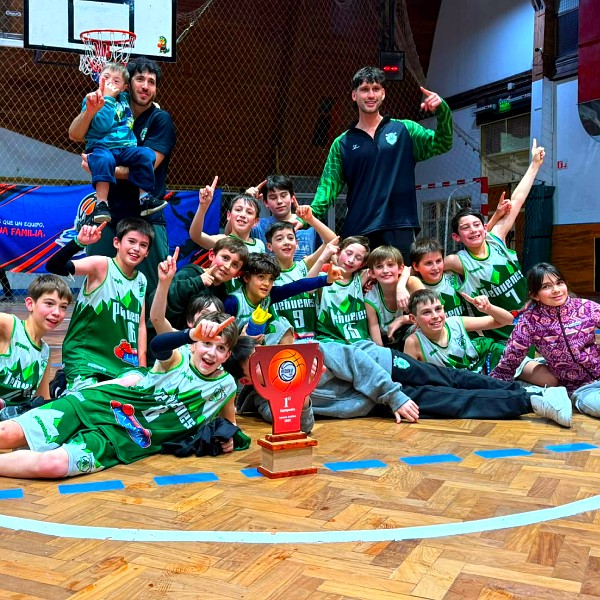 Club Los Pehuenes: equipo formativo de básquet festeja con su trofeo