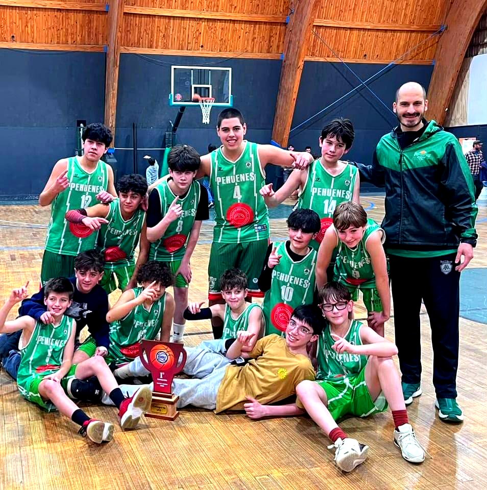 Club Los Pehuenes: equipo formativo de básquet con su trofeo