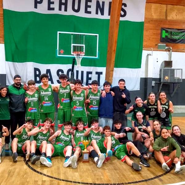 Club Los Pehuenes: planteles de básquet del club posan en su gimnasio