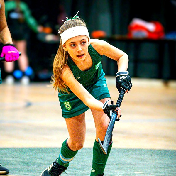 Club Los Pehuenes: jugadora de hockey en acción