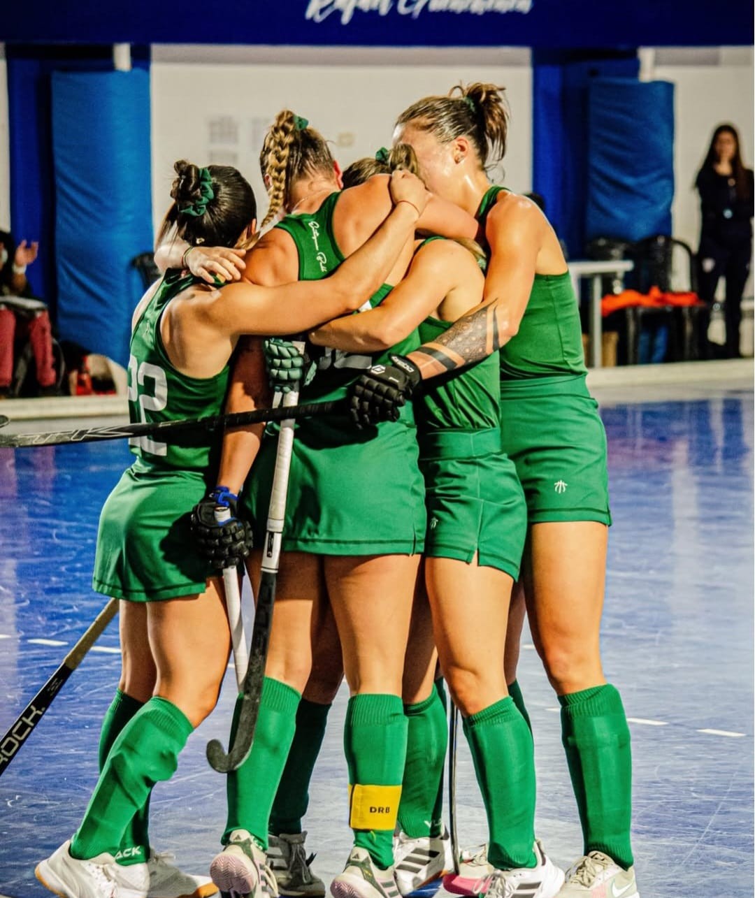 Club Los Pehuenes: jugadoras de hockey se abrazan durante un partido