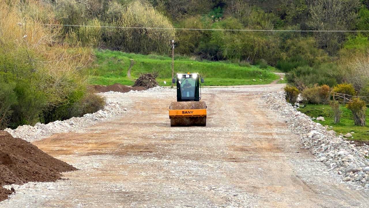 Conexión con Los Ñires: rodillo compactador sobre el terraplén de la nueva calle