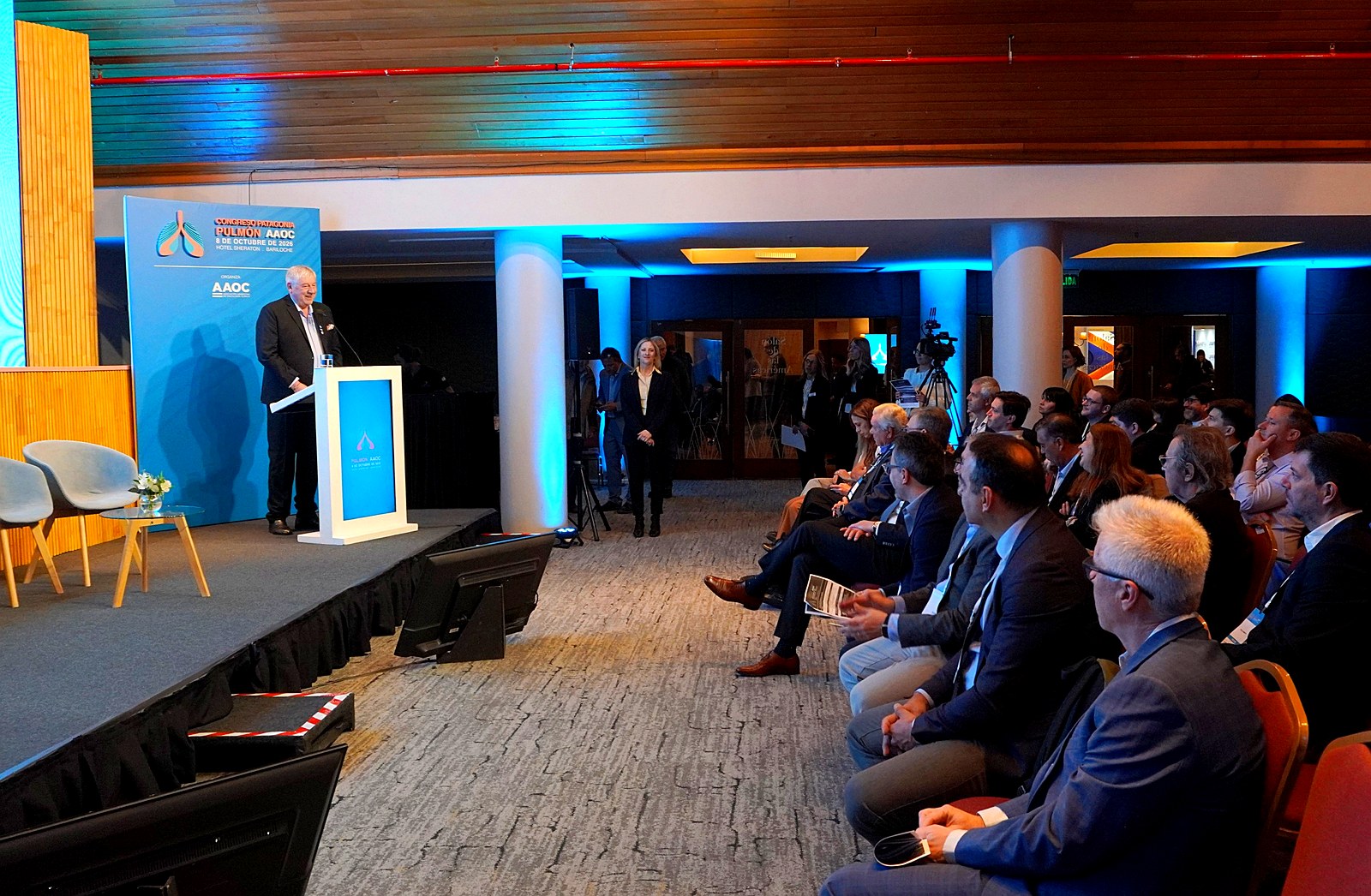 Apertura del congreso de oncología en Bariloche, el mismo día del inicio de los trabajos en la avenida Pioneros