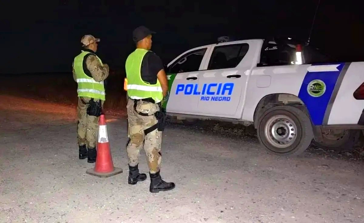 Control policial nocturno en una ruta rural de Río Negro