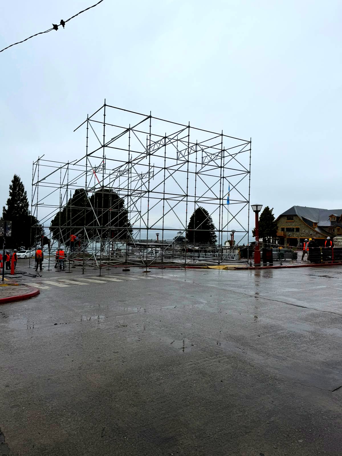 Estructura en el Centro Cívico de Bariloche, cerrado al tránsito, con cortes en Mitre