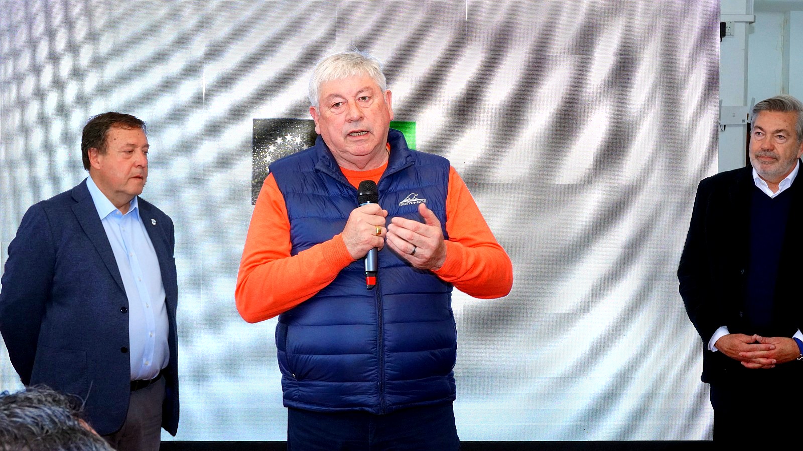 Cortés y Grau: el intendente Walter Cortés en la firma del convenio de gas