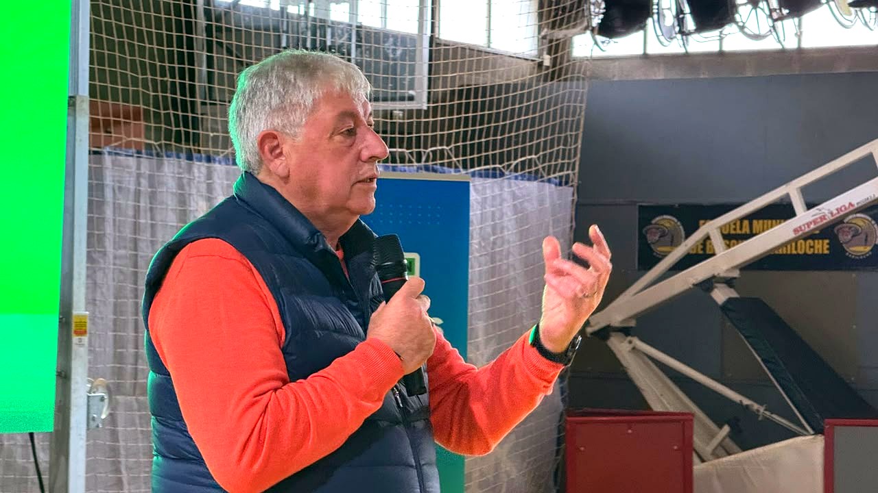 Cortés y Grau: el intendente Walter Cortés habla en el Gimnasio Municipal N.º 3
