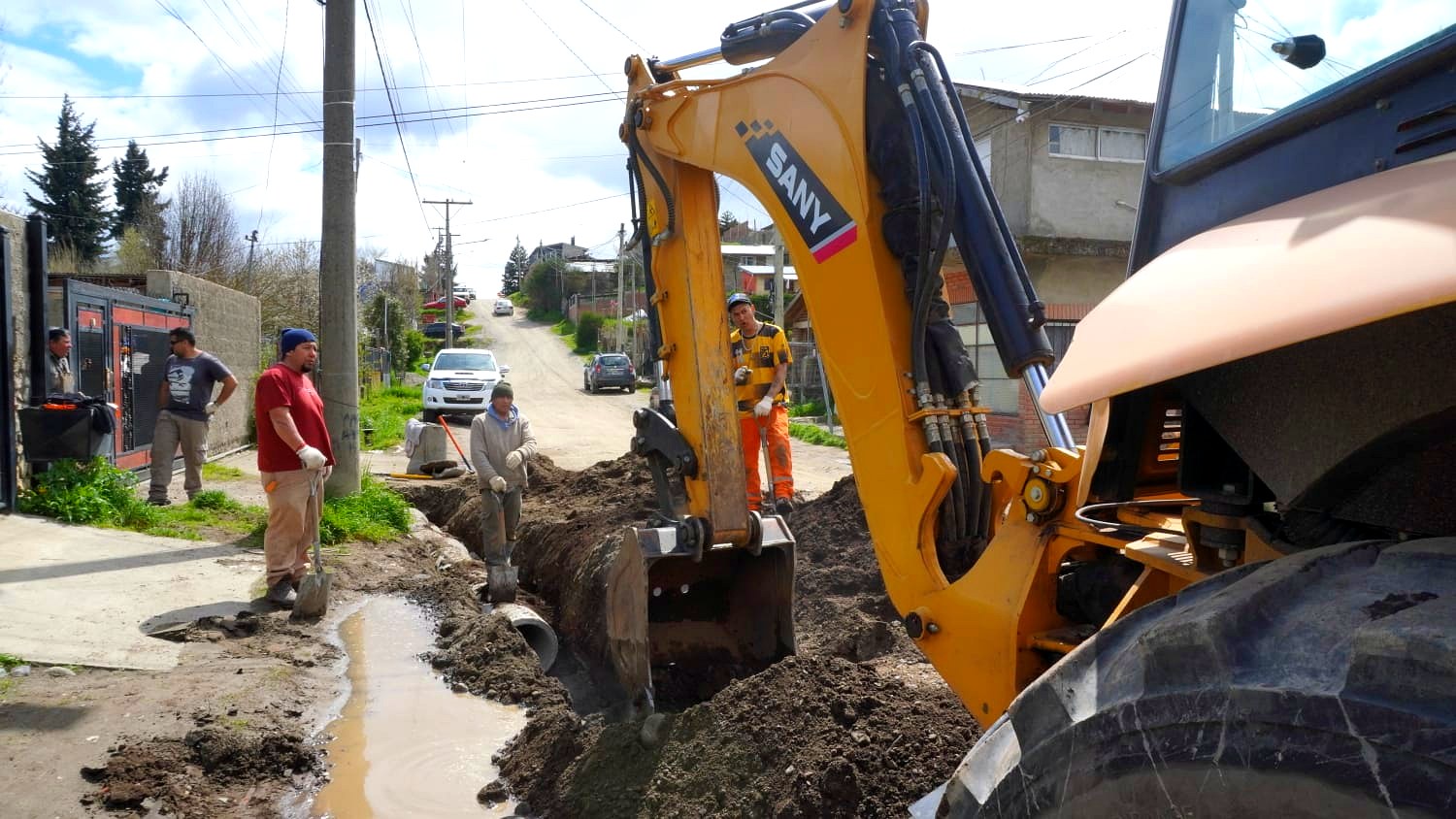 Retroexcavadora municipal abre una zanja para el desagüe en el barrio Lera de Bariloche
