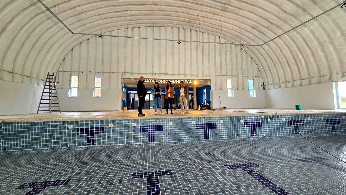 Funcionarias de Lamarque recorren el natatorio municipal de Roca antes del Día de la Lealtad