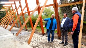 Ecoparque de Bariloche: Weretilneck y Cortés revisaron corrales, senderos y un refugio forestal recuperado