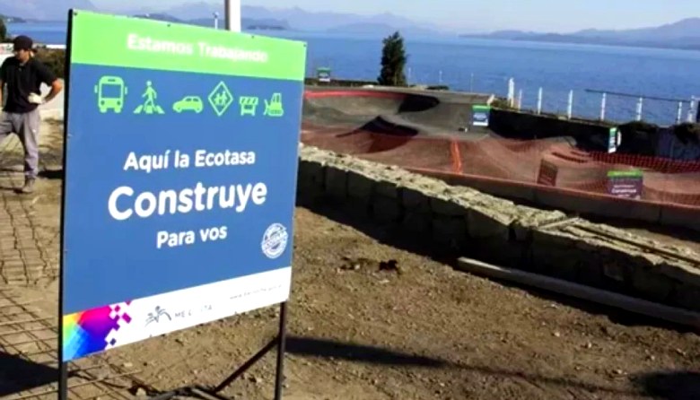 Ecotasa: cartel de obra financiada con la tasa en la costanera de Bariloche