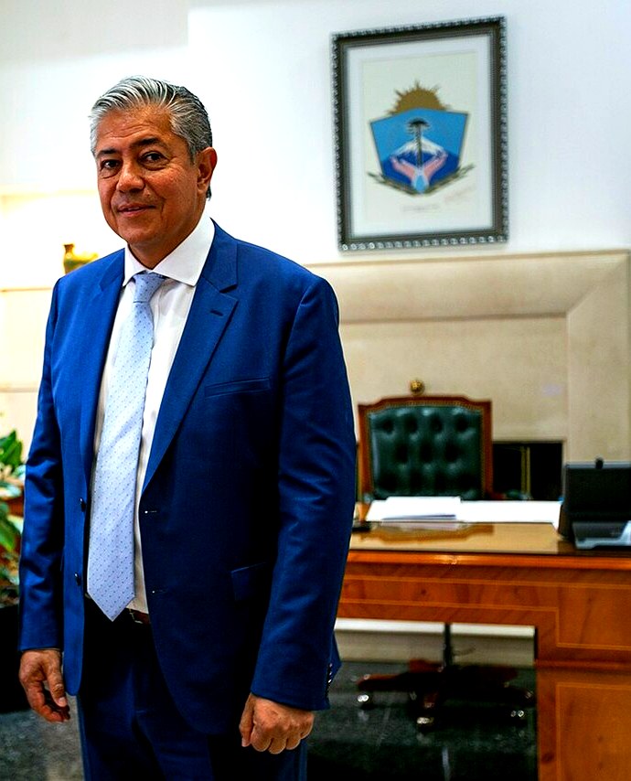 Elecciones en Neuquén: el gobernador Rolando Figueroa en su despacho