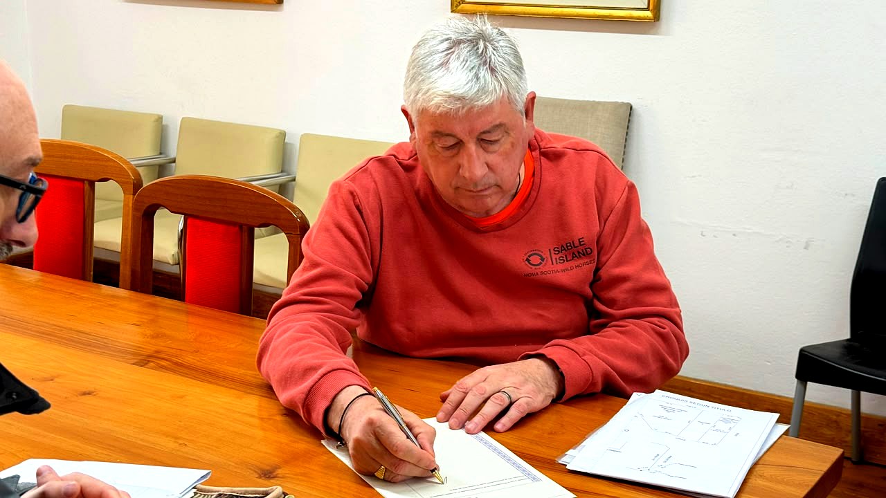 El intendente Walter Cortés firma escrituras en Bariloche para parcelas de La Habana, Unión y Argentino