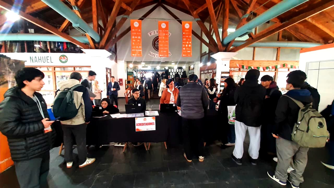 Stands de la Expo Laboral Bariloche 2026 en el Puerto San Carlos