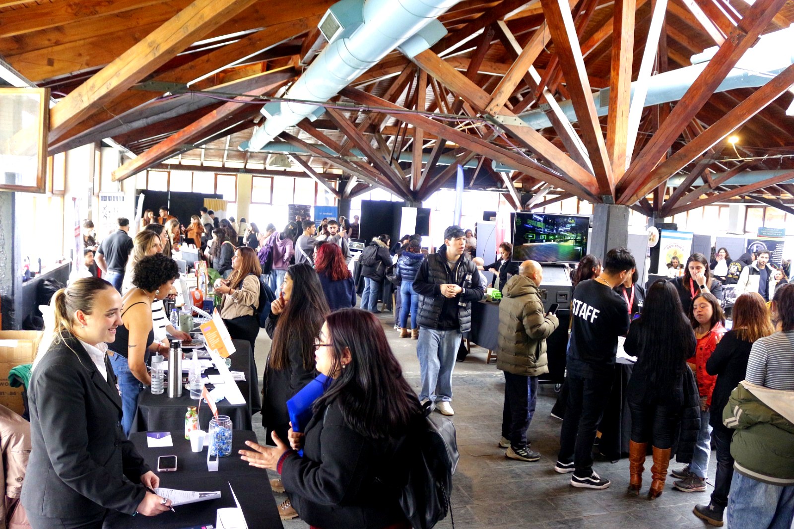 Expo Laboral Bariloche 2026: público y stands en el Puerto San Carlos