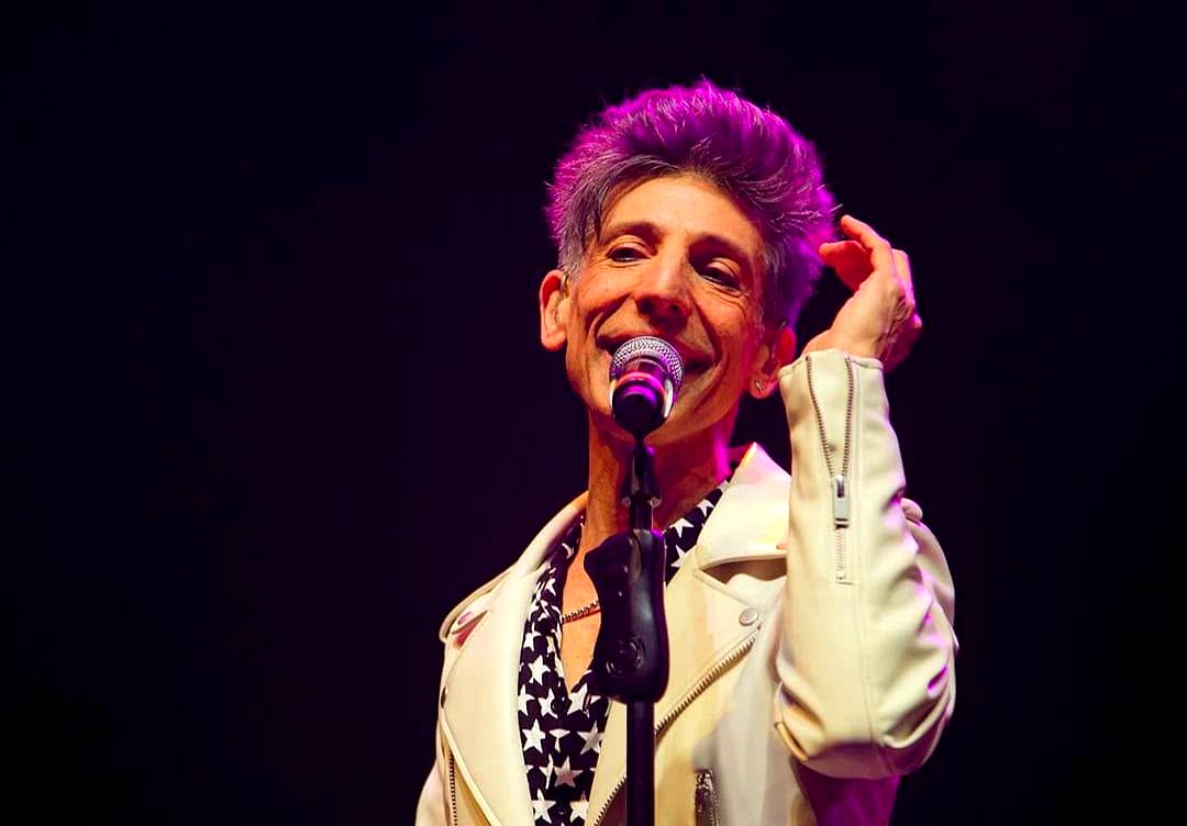 Fede Moura canta en su tributo a Virus