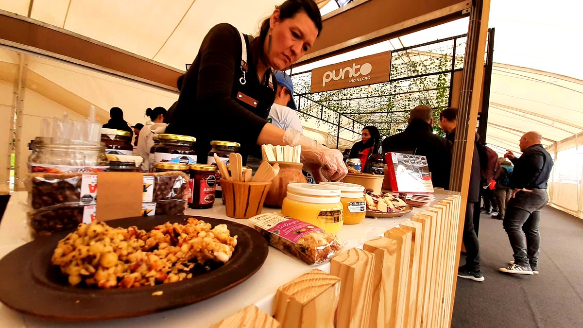 Feria BALC: productora de Bariloche atiende su puesto en el stand colectivo del Centro Cívico