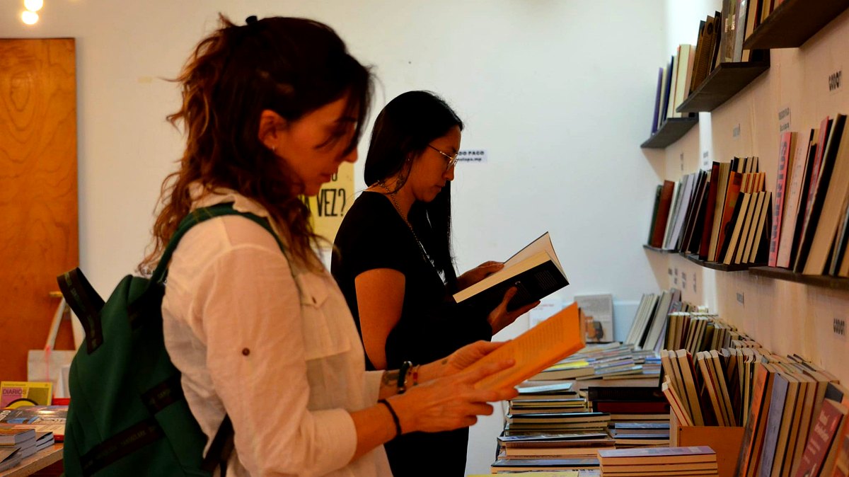 Lectoras recorren un stand en la Feria del Libro de Bariloche
