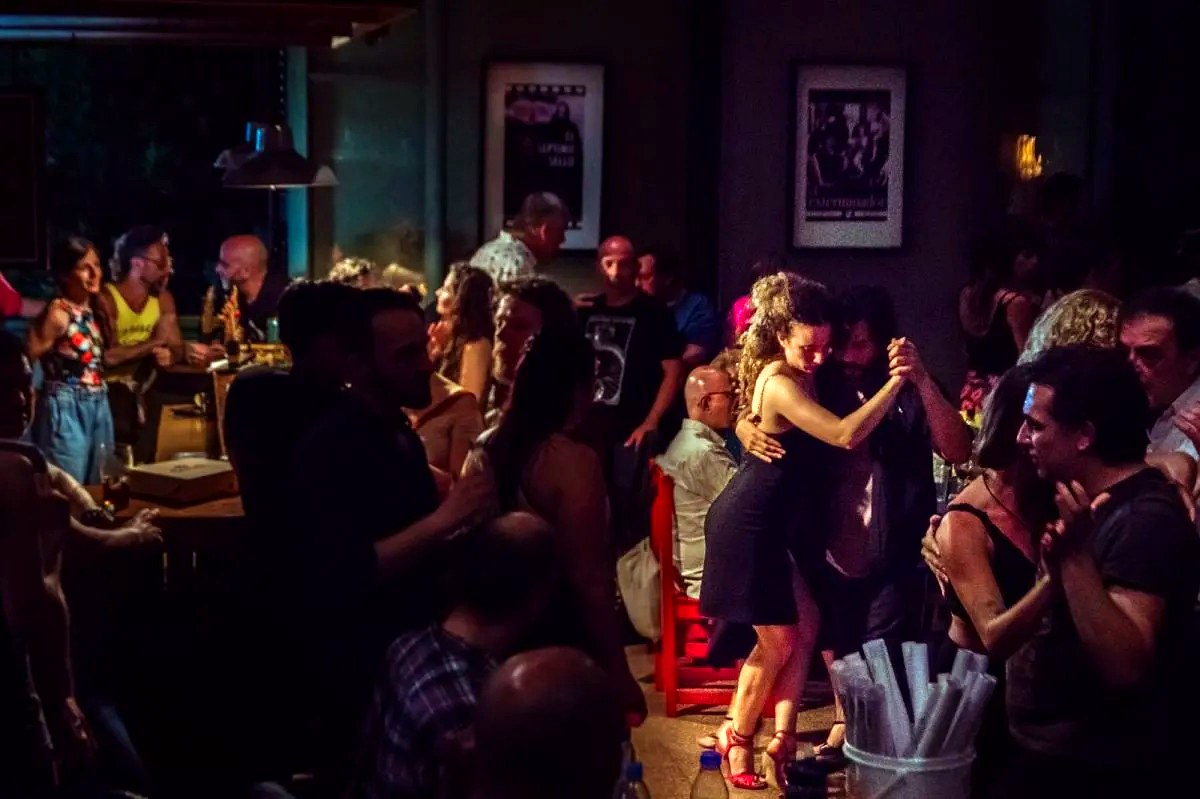 Milonga llena en una noche de tango social, la propuesta del festival Muy Tango en Bariloche