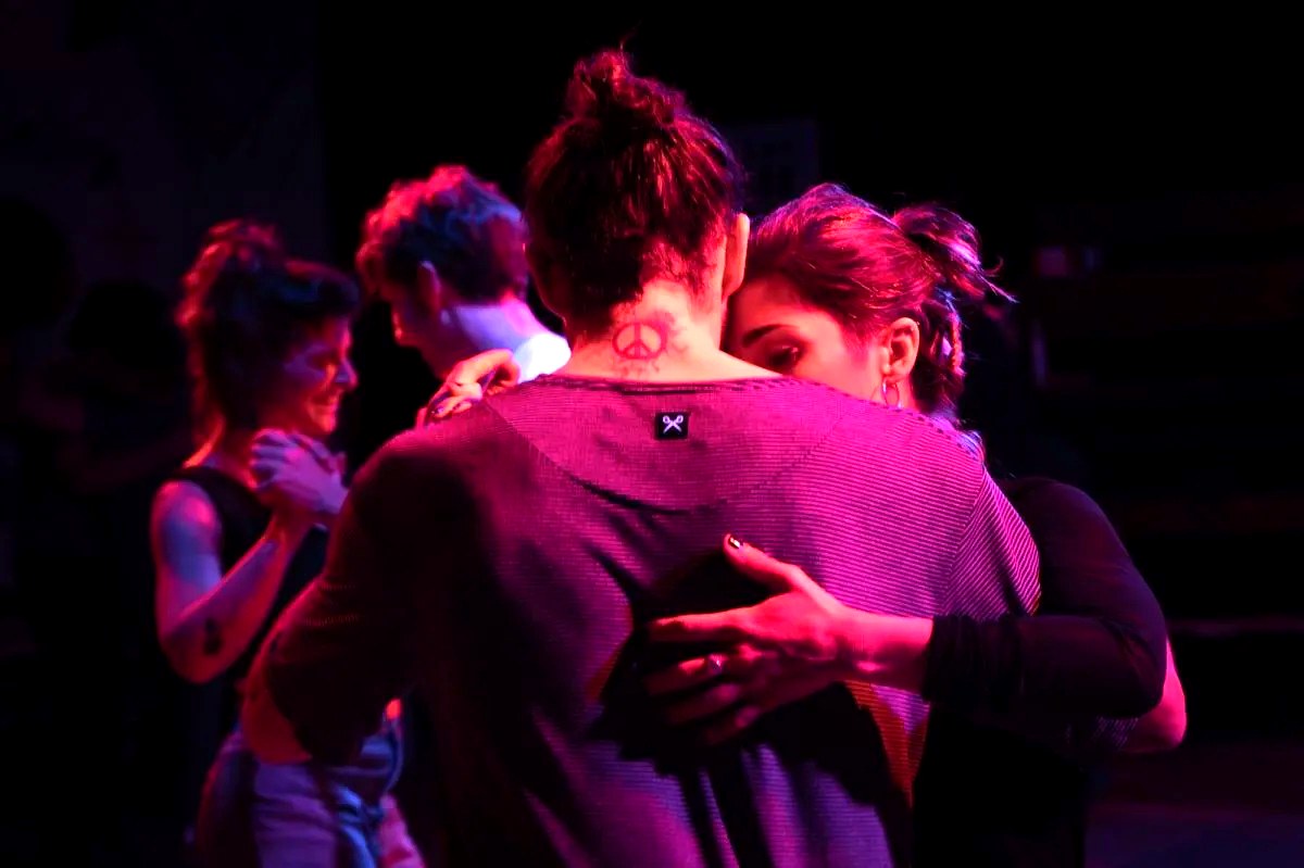 Pareja bailando en una milonga, como las que propone el festival Muy Tango en Bariloche